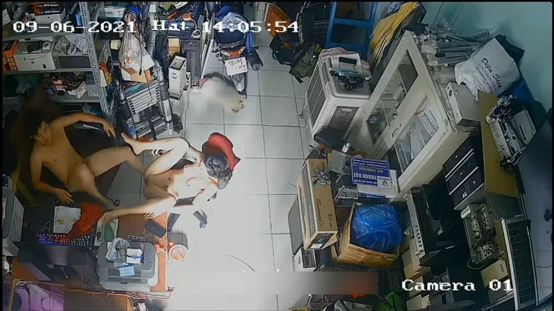 Bà xã gã chồng xoạc nhau trong của hàng máy tính