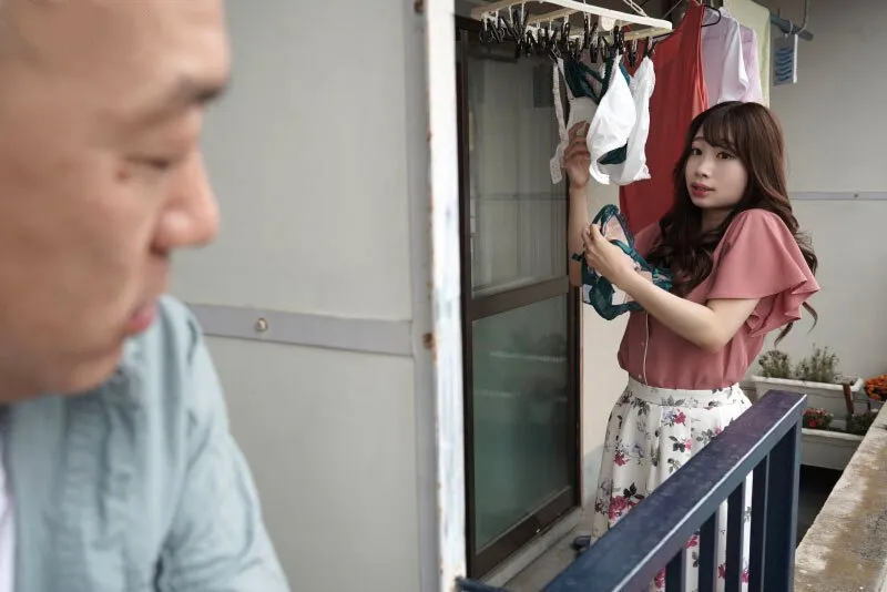 Gã cạnh nhà chuyên soi mói và cặp cô vợ chồng thường xuyên rên la quá to