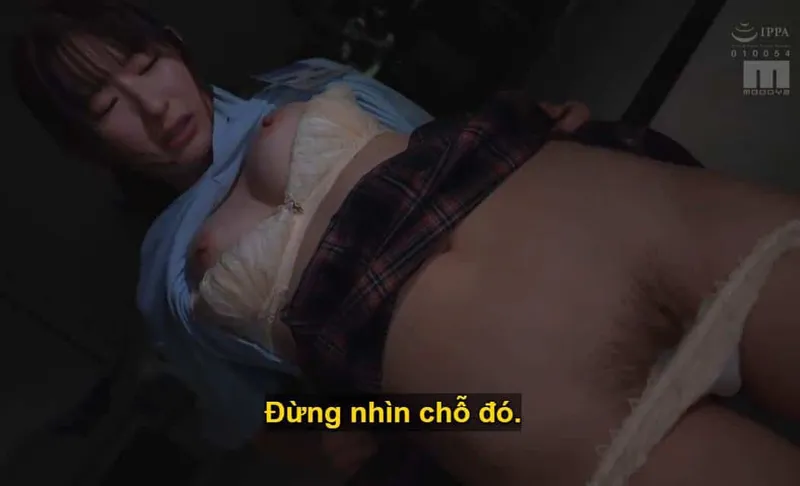 Ông sếp mưu tính "lên giường" với cô nhân viên dưới quyền kiêu kỳ, lười nhác, suốt ngày chỉ chăm chăm nhắn tin yêu đương với người yêu.
